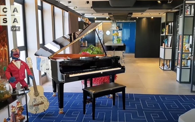A residência tem um piano entre os ambientesp