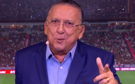 Galvão Bueno na cabine de transmissão da Globo em um jogo da Libertadores, no Maracanã