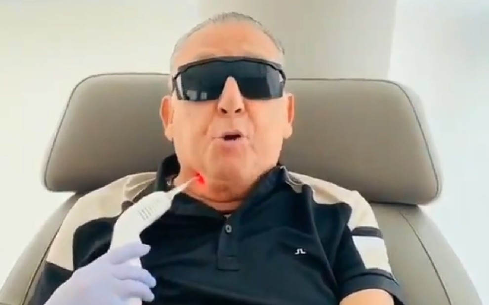 O narrador Galvão Bueno, da Globo, realiza tratamento se recuperar de edema nas cordas vocais