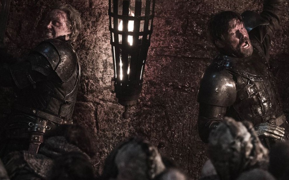 Os atores Gwendoline Christie e Nikolaj Coster-Waldau lutam no episódio The Long Night, de Game of Thrones