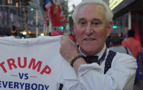 Assessor durante a campanha presidencial dos EUA em 2016, Roger Stone segura camiseta 'Trump contra todos' - REPRODUÇÃO/NETFLIX