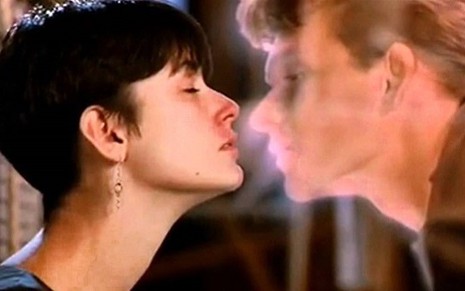 Demi Moore e Patrick Swayze em cena romântica do filme Ghost - Do Outro Lado da Vida - Divulgação