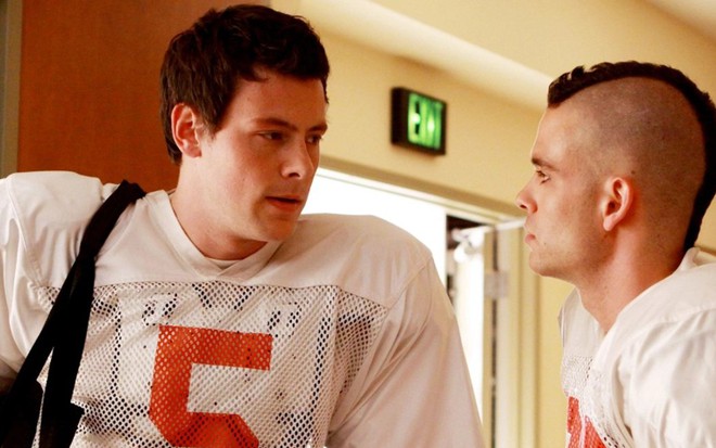 Cory Monteith (Finn) e Mark Salling (Puck) conversam em cena da série Glee
