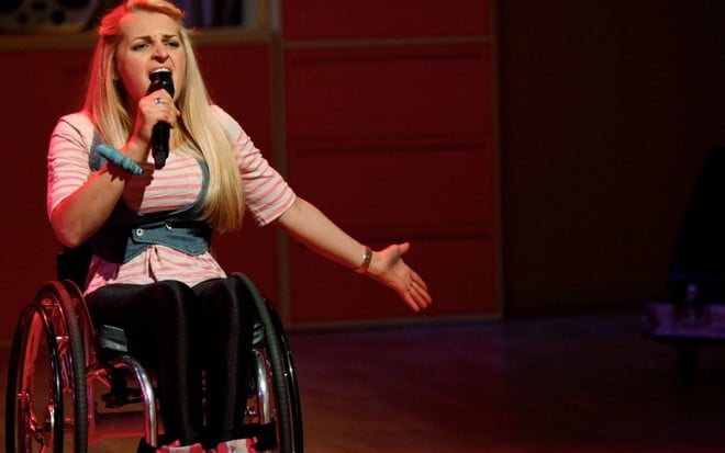Ali Stroker durante performance no reality show The Glee Project, que a revelou na TV - Divulgação/Oxygen