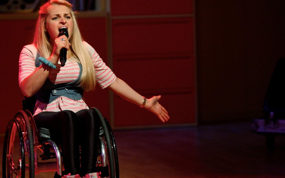 Ali Stroker durante performance no reality show The Glee Project, que a revelou na TV - Divulgação/Oxygen