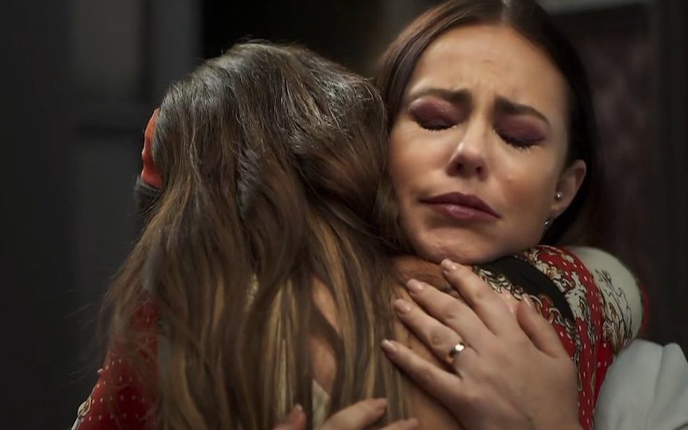 A atriz Juliana Paes abraça Paolla Oliveira em cena de A Dona do Pedaço, novela das nove da Rede Globo