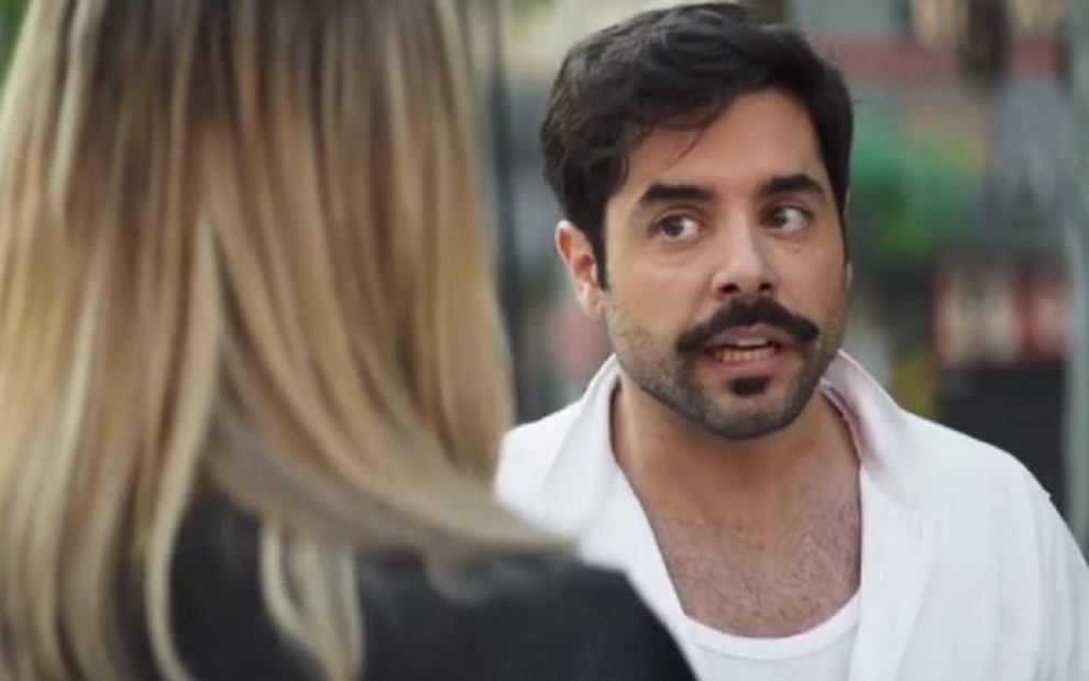 O ator Pedro Carvalho contracena com Glamour Garcia (de costas) na novela A Dona do Pedaço, da TV Globo