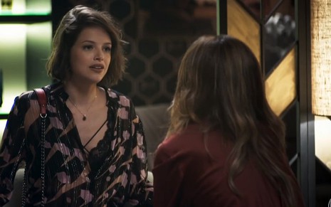 Josiane (Agatha Moreira) receberá a notícia de Maria da Paz (Juliana Paes) em A Dona do Pedaço - Reprodução/TV Globo