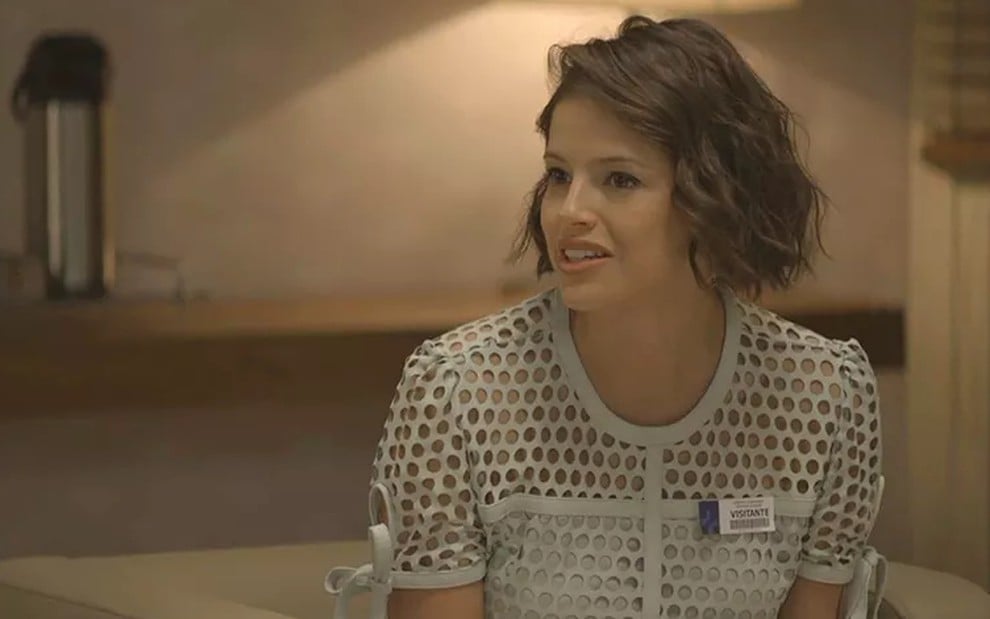 Josiane (Agatha Moreira) vai confessar caso com o padrasto na sala de espera do hospital em A Dona do Pedaço - Reprodução/TV Globo