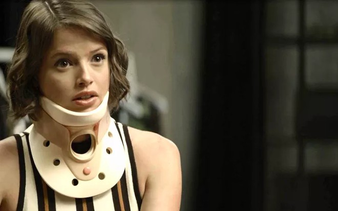 Josiane (Agatha Moreira) com colar cervical em cena de A Dona do Pedaço, novela das nove da Globo