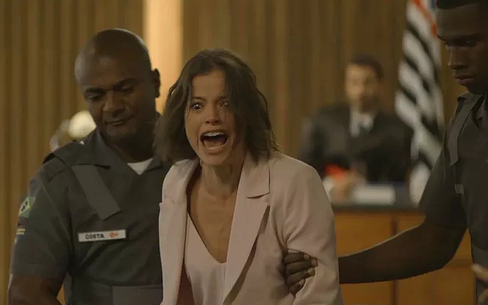 Os atores Agatha Moreira e Vandré Silveira atuam em cena de julgamento da novela A Dona do Pedaço, da TV Globo