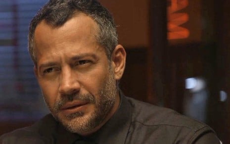 O ator Malvino Salvador faz expressão de mistério em cena de A Dona do Pedaço, novela das nove da Rede Globo