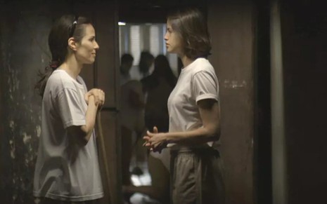Gerusa (Ana Furtado, à esq.) conversa com Josiane (Agatha Moreira) em cena de A Dona do Pedaço, novela das nove da Globo