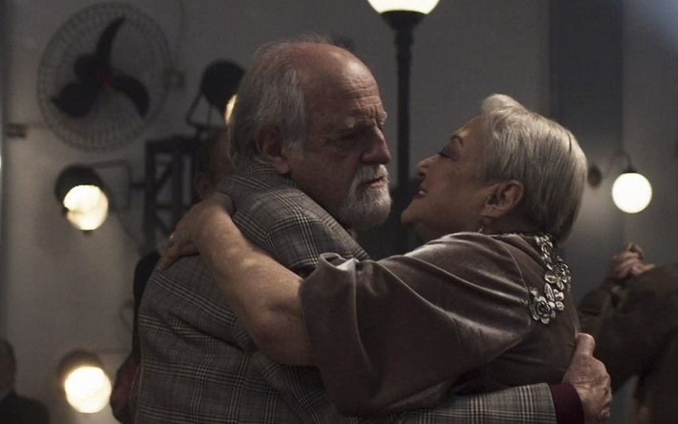 Os atores Ary Fontoura e Suely Franco abraçados como os personagens Antero e Suely em cena de A Dona do Pedaço