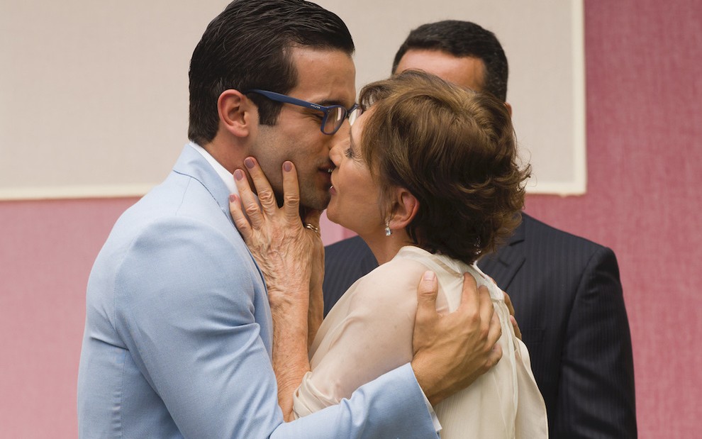 Bruno Bevan beija Natália do Vale em cena da novela A Dona do Pedaço durante o casamento de seus personagens