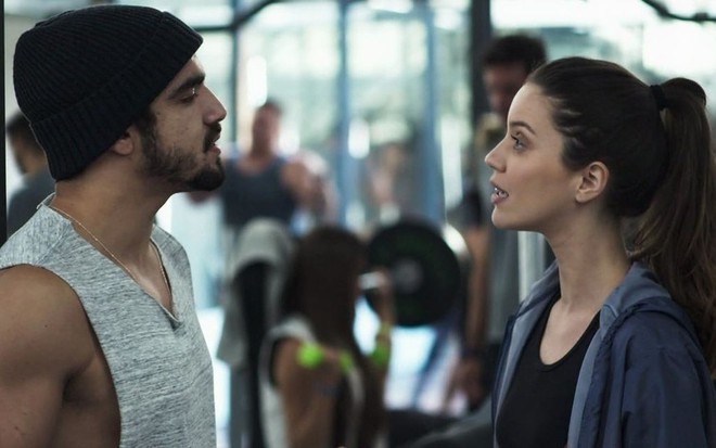 Os atores Caio Castro e Nathalia Dill em cena na academia de A Dona do Pedaço, novela das nove da Globo