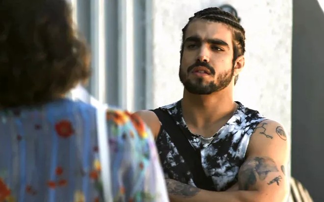 Rock (Caio Castro) aborda Josiane (Agatha Moreira) em cena desta sexta (12) em A Dona do Pedaço - Reprodução/TV Globo