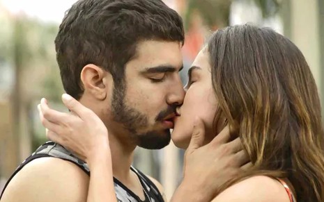 Rock (Caio Castro) e Joana (Bruna Hamú) se beijam em A Dona do Pedaço