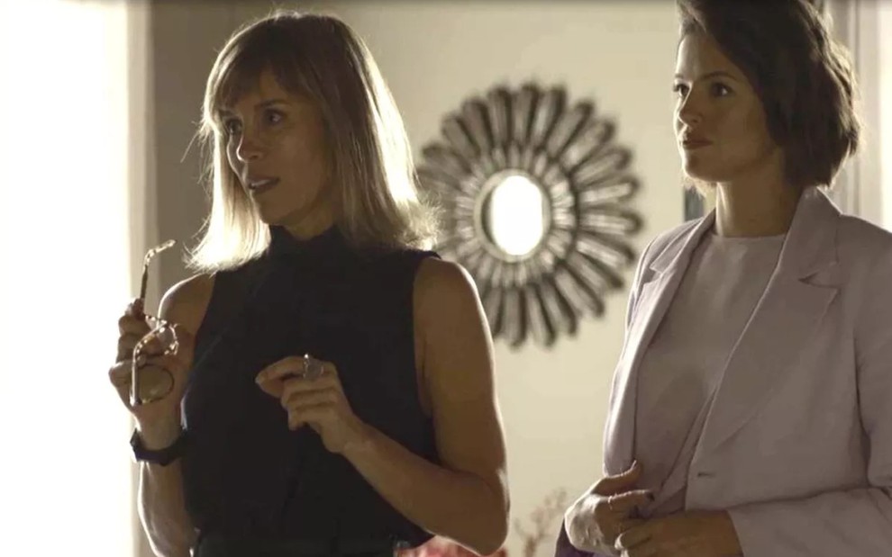 Stephanie (Daniela Galli) faz a proposta de reforma com o apoio de Josiane (Agatha Moreira) em A Dona do Pedaço - Reprodução/TV Globo