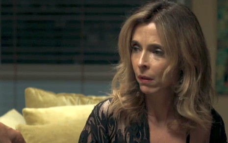 Lyris (Deborah Evelyn) tentará chantagear o empresário com um escândalo em A Dona do Pedaço - Reprodução/TV Globo
