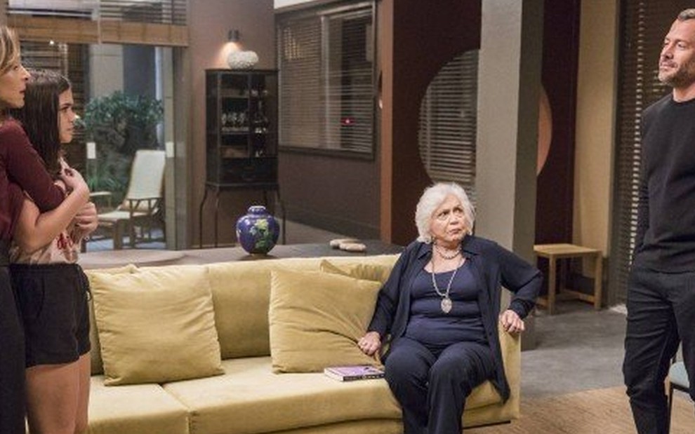 Agno (Malvino Salvador) pede o divórcio a Lyris (Deborah Evelyn) diante da filha e da sogra - Paulo Belote/TV Globo