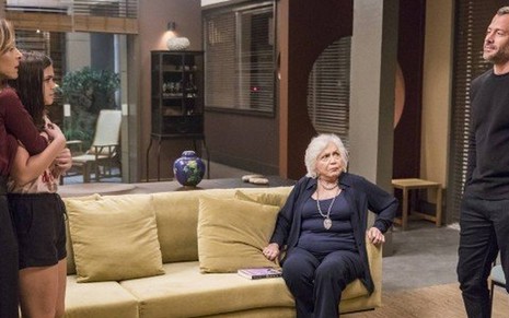 Agno (Malvino Salvador) pede o divórcio a Lyris (Deborah Evelyn) diante da filha e da sogra - Paulo Belote/TV Globo