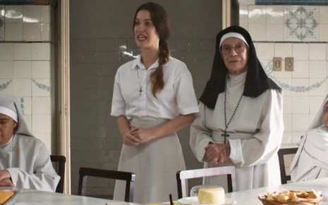 A atriz Nathalia Dill contracena com atrizes caracterizadas como freiras no convento em que sua personagem vivia em A Dona do Pedaço
