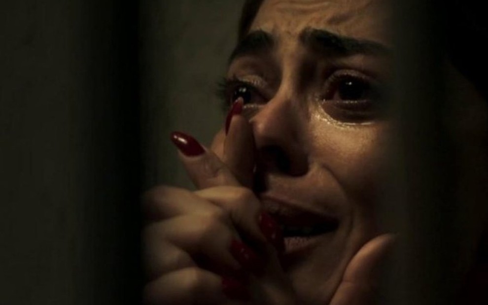 A atriz Juliana Paes chora em cena que sua personagem está na cadeia, presa; a sequência é de A Dona do Pedaço, novela das nove da Globo