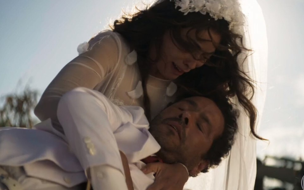 Maria da Paz (Juliana Paes) abraça Amadeu (Marcos Palmeira) após ele levar tiro em A Dona do Pedaço - Fotos: Reprodução/TV Globo