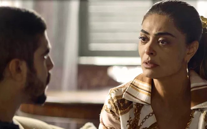 Maria da Paz (Juliana Paes) conversa com Rock (Caio Castro) em cena de A Dona do Pedaço