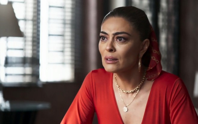 Juliana Paes faz cara de choque na pele de Maria da Paz em cena de A Dona do Pedaço, novela das nove da Globo