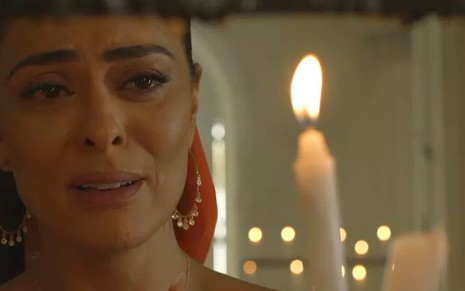 Maria da Paz (Juliana Paes) chora e reza em cena de A Dona do Pedaço