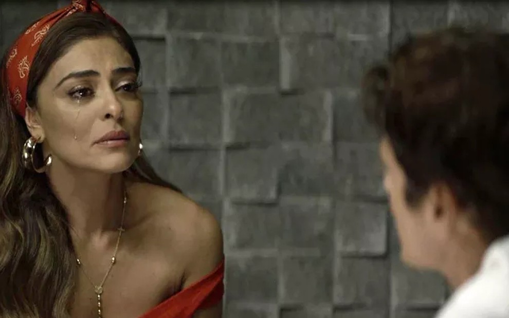 Maria da Paz (Juliana Paes) chora ao ver Régis (Reynaldo Gianecchini) preso em A Dona do Pedaço