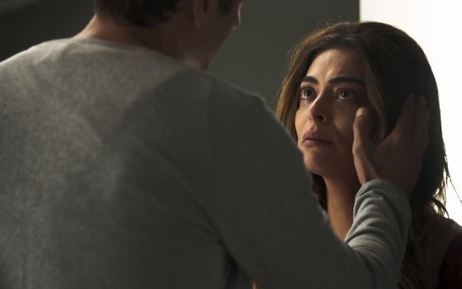 Maria da Paz (Juliana Paes) vai mandar Régis (Reynaldo Gianecchini) engolir o dinheiro em A Dona do Pedaço - Reprodução/TV Globo