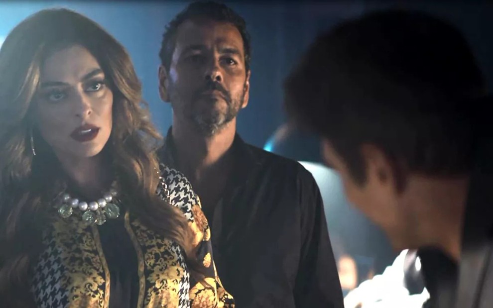 Maria da Paz (Juliana Paes) será levada até o cassino por Amadeu (Marcos Palmeira) em A Dona do Pedaço - Reprodução/TV Globo