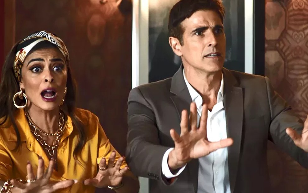 Maria da Paz (Juliana Paes) e Régis (Reynaldo Gianecchini) tentam acalmar os assaltantes na confeitaria - Reprodução/TV Globo