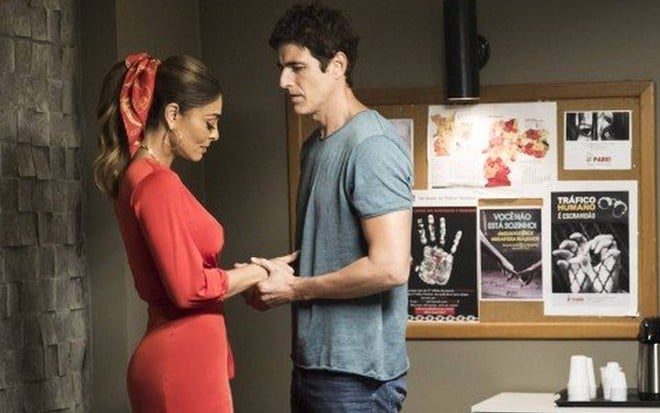 Maria da Paz (Juliana Paes) visita Régis (Reynaldo Gianecchini) na cadeia em cena de A Dona do Pedaço