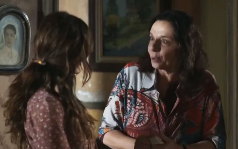 Juliana Paes e Rosi Campos em cena de A Dona do Pedaço, novela das nove da Globo