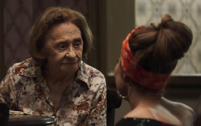 Matilde (Laura Cardoso) e Maria da Paz (Juliana Paes) se encontram pela primeira vez em A Dona do Pedaço