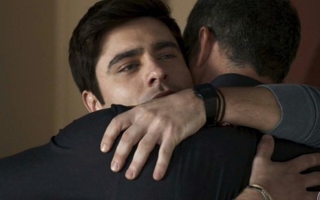 O ator Guilherme Leicam abraça Malvino Salvador em cena da novela das nove, na qual ambos formam um casal