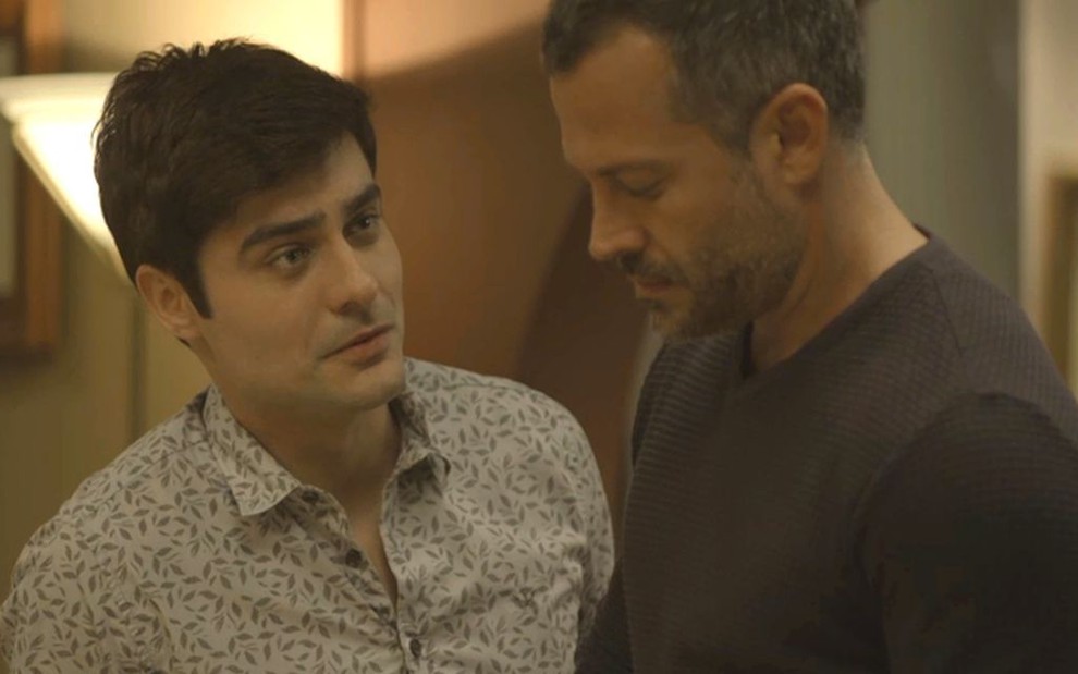 Os atores Guilherme Leicam e Malvino Salvador em cenário da novela A Dona do Pedaço, da Globo 