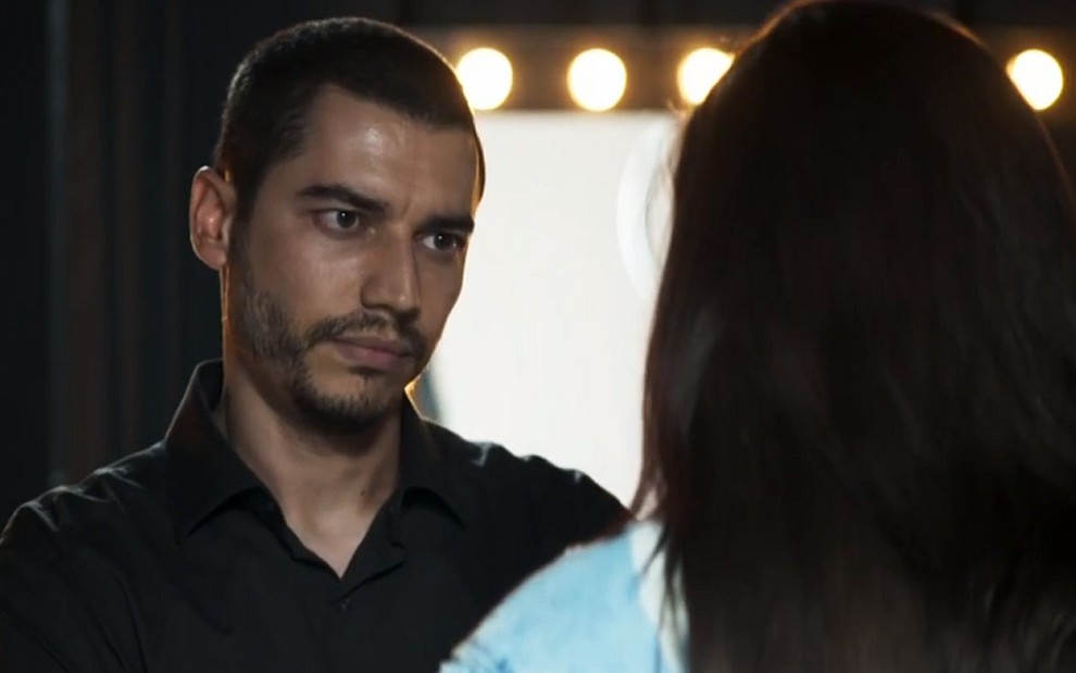 Camilo (Lee Taylor) preparará armadilha e armará um escândalo no dia do casamento em A Dona do Pedaço - Reprodução/TV Globo