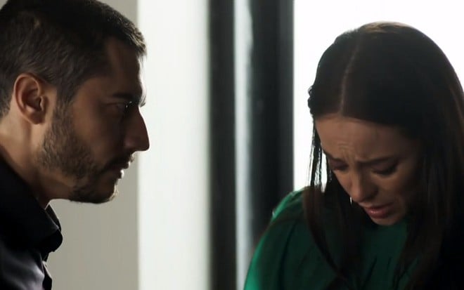 Camilo (Lee Taylor) e Vivi (Paolla Oliveira) em cena de A Dona do Pedaço