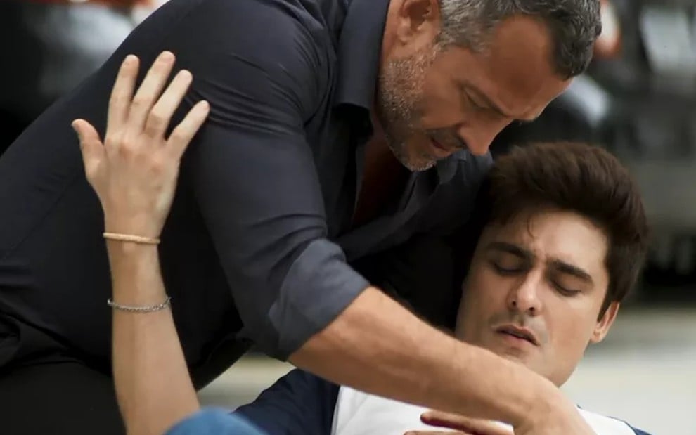 Agno (Malvino Salvador) socorre Leandro (Guilherme Leicam) após facada em cena de A Dona do Pedaço