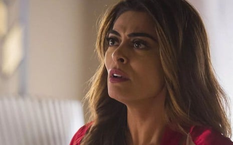 Maria da Paz (Juliana Paes) em cena da novela das nove da Globo; boleira não deixará Rock (Caio Castro) falar - Reprodução/TV Globo