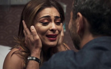 Maria da Paz (Juliana Paes) chora diante de Amadeu (Marcos Palmeira) em A Dona do Pedaço, da Globo - Reprodução/TV Globo
