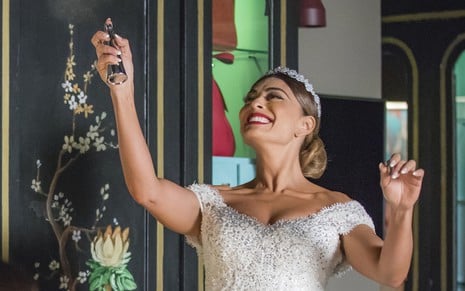 A atriz Juliana Paes vestida de noiva em cena da novela das nove da Globo, A Dona do Pedaço, na pele de Maria da Paz