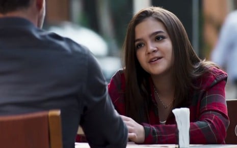 Cássia (Mel Maia) vai pressionar o pai a arrumar namorada de fachada em A Dona do Pedaço - Reprodução/TV Globo