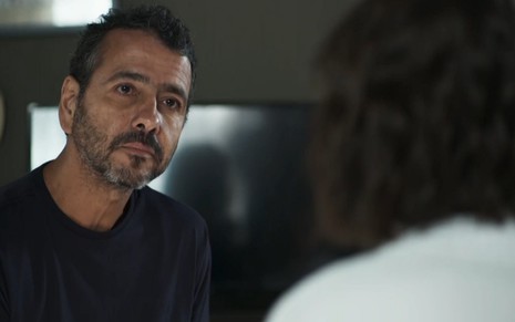 Amadeu (Marcos Palmeira) ameaçará bater na filha após descobrir que ela traiu a mãe em A Dona do Pedaço - Reprodução/TV Globo
