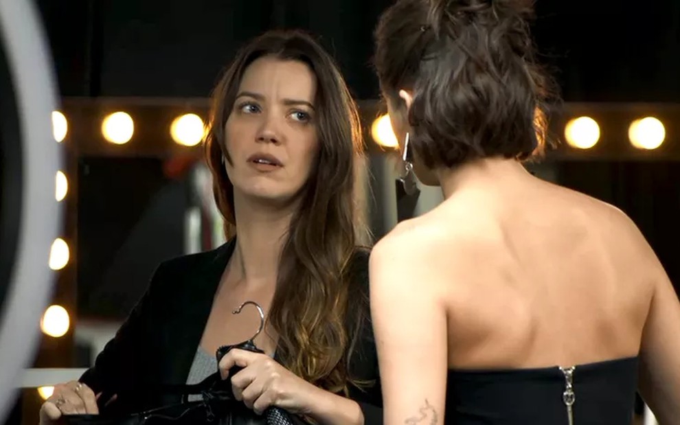Fabiana (Nathalia Dill) fará fofoca sobre a irmã com Josiane (Agatha Moreira) em A Dona do Pedaço - Reprodução/TV Globo